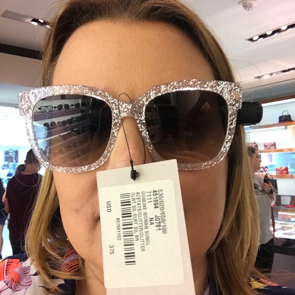 Meet your Posher! 😃 - Picture 2 of 4